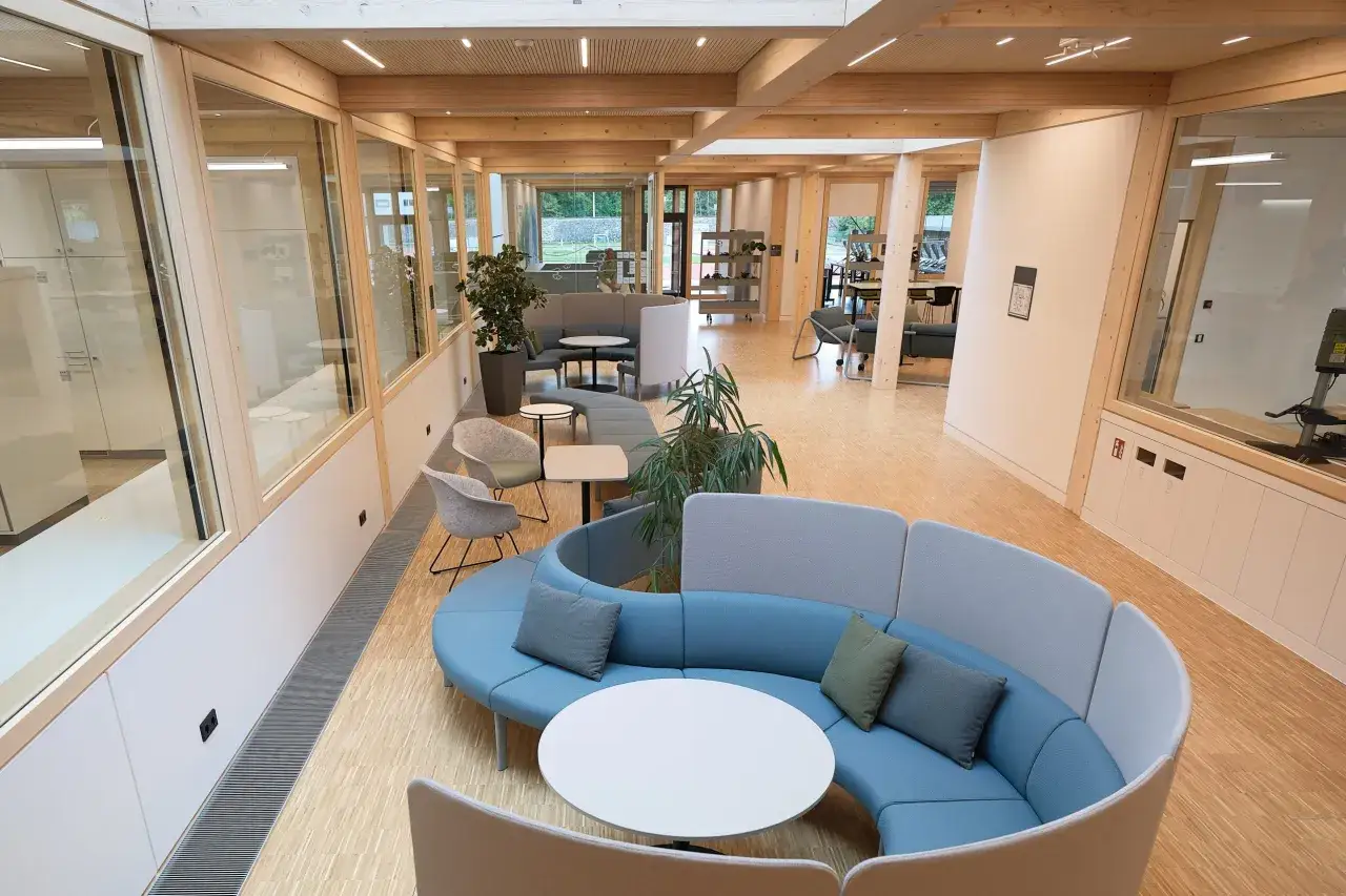 Modernes B&uuml;ro mit Holzdecken und Glasw&auml;nden. Stefan Ruppaner hat hier einen inspirierenden Arbeitsbereich geschaffen.