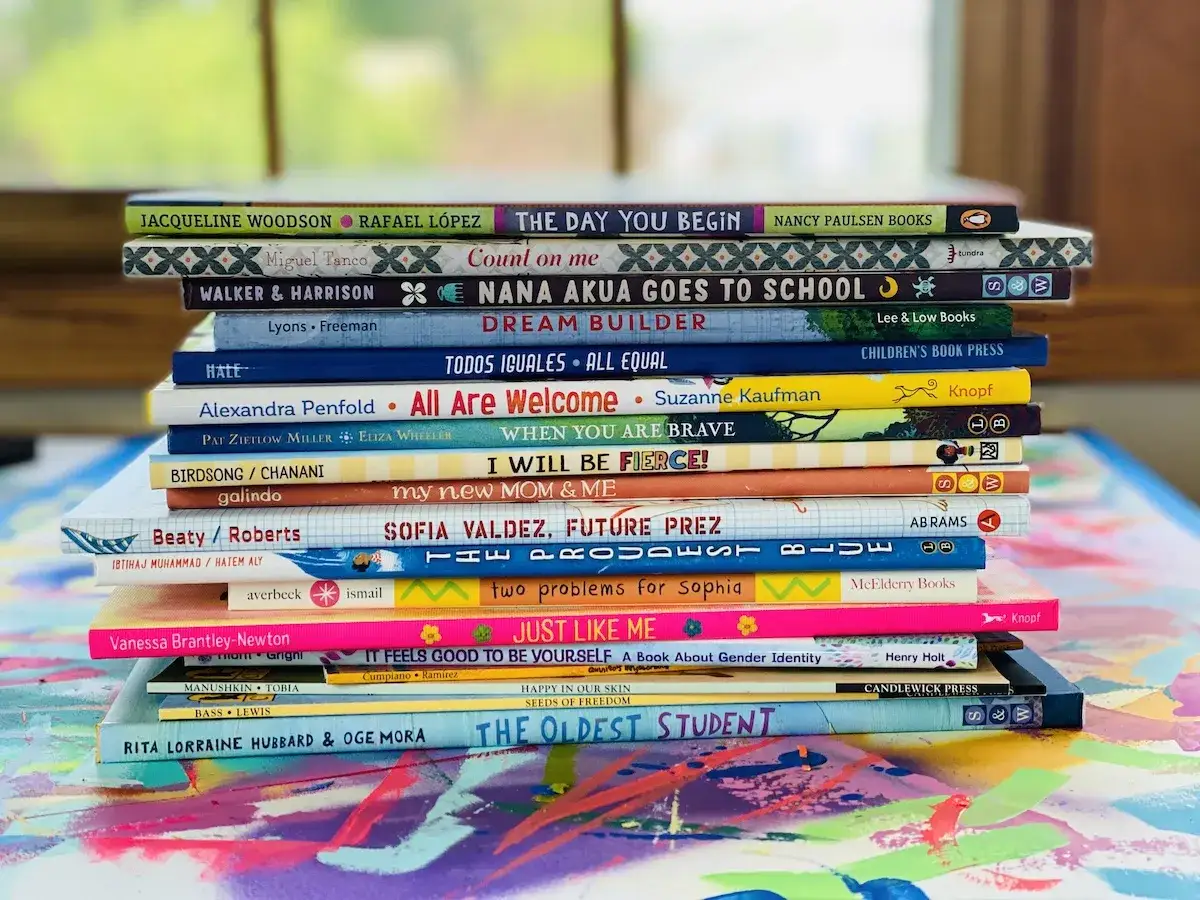Stapel bunter Kinderb&uuml;cher, die zum Lesen einladen. Welches Buch soll ich lesen?