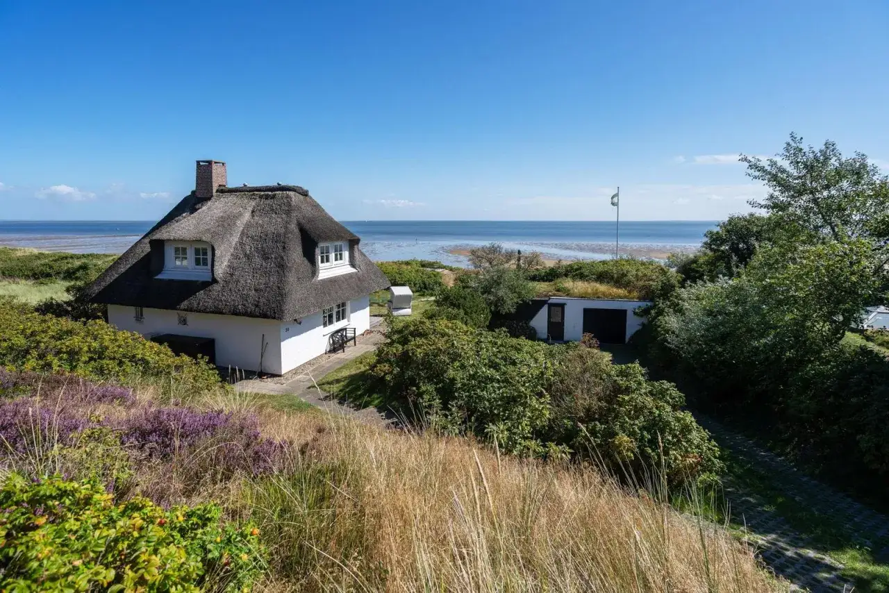 Reetdachhaus am Meer, ideal f&uuml;r einen Sylt Krimi. Sonnenschein, D&uuml;nen und eine geheimnisvolle Atmosph&auml;re.