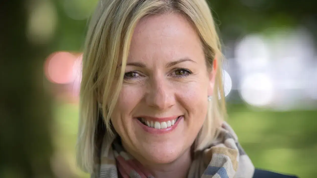 Jojo Moyes lächelt warm in die Kamera, ihr blondes Haar fällt weich.