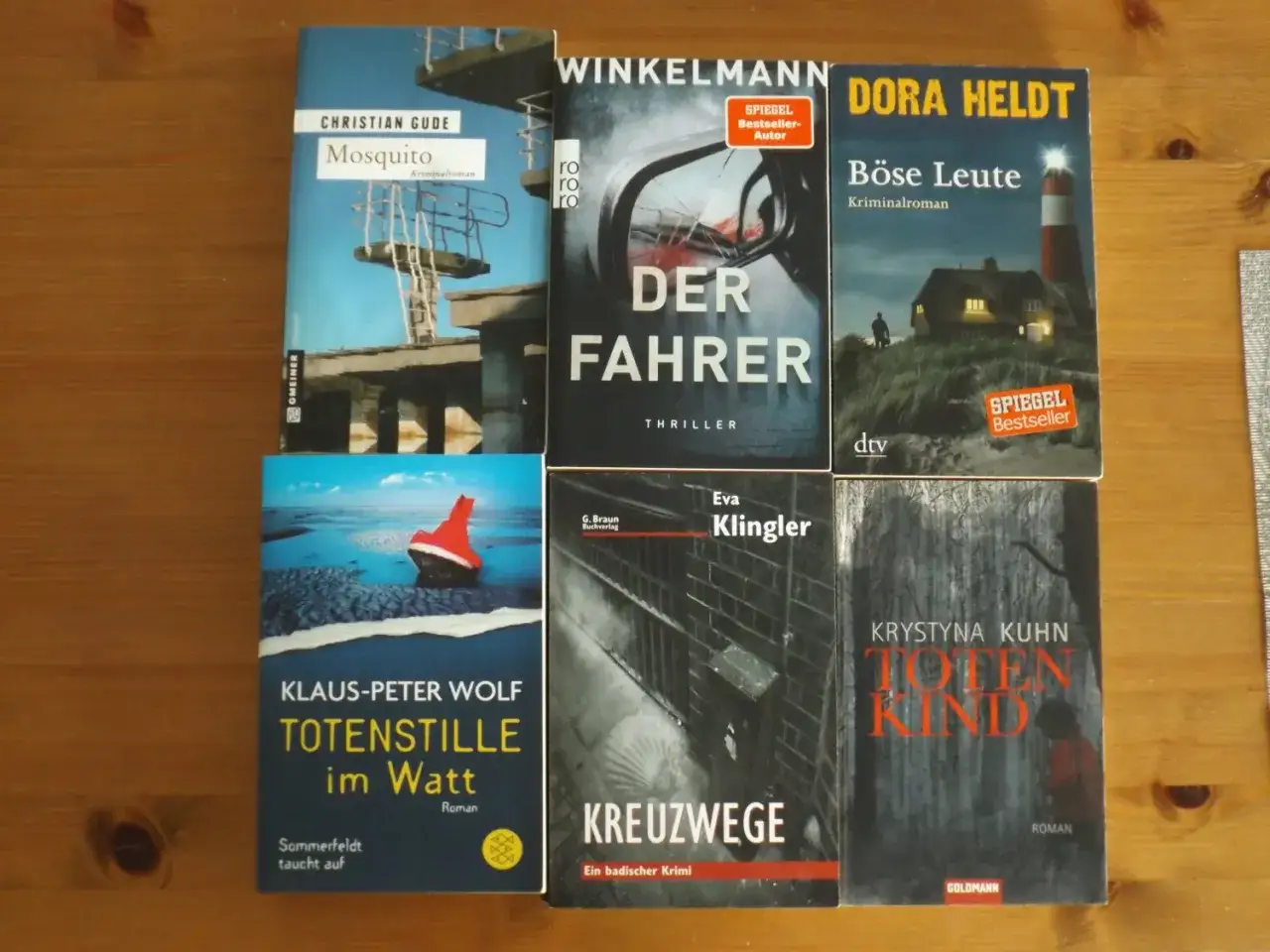 B&uuml;cherstapel mit Krimis von deutschen Thriller Autoren wie Dora Heldt und Klaus-Peter Wolf.