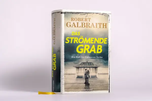 Das strömende Grab", ein Fall für Cormoran Strike, ist Teil der Cormoran Strike Reihenfolge. Das Buchcover zeigt ein Paar vor einem Pavillon.